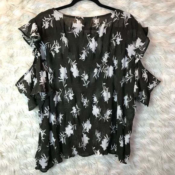 ❤️SALE❤️Bobeau Blouse Sheer cold shoulder Black & White, ruffle sleeves, size L - Picture 2 of 12